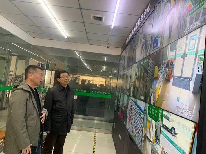 2020年11月,城阳区发改委党组副书记朱光信在办公室主任徐严发陪同下莅临老哥俱乐部参观智慧监管系统 2020年11月,城阳区发改委党组副书记朱光信在办公室主任徐严发陪同下莅临老哥俱乐部参观智慧监管系统