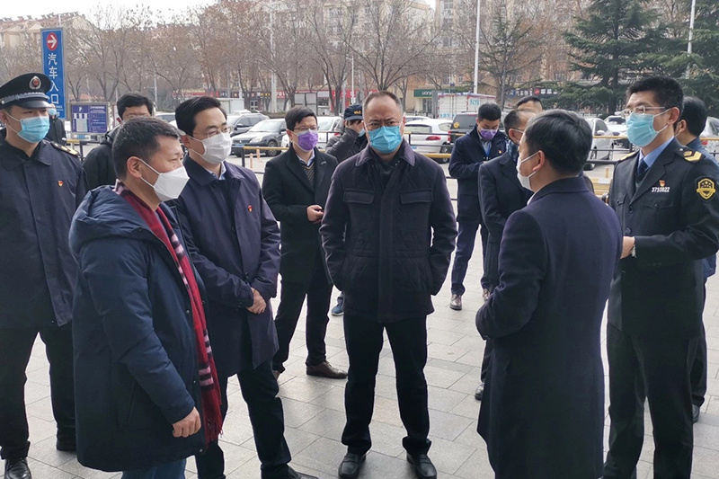 2020年2月,青岛市市场监督管理局党组书记、局长张杰一行在城阳区区长解宏劲、城阳区市场局局长王志刚陪同下莅临老哥俱乐部门店视察疫情防控工作 2020年2月,青岛市市场监督管理局党组书记、局长张杰一行在城阳区区长解宏劲、城阳区市场局局长王志刚陪同下莅临老哥俱乐部门店视察疫情防控工作