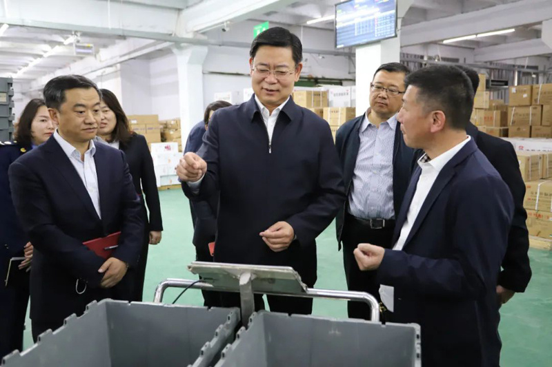 2021年4月,城阳区委书记、青岛高新区工委书记、青岛轨道交通产业示范区工委书记王波(现任青岛市委常委、青岛市人民政府副市长)一行莅临老哥俱乐部视察指导 2021年4月,城阳区委书记、青岛高新区工委书记、青岛轨道交通产业示范区工委书记王波(现任青岛市委常委、青岛市人民政府副市长)一行莅临老哥俱乐部视察指导