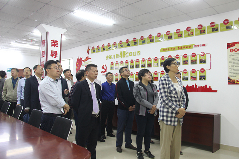 2019年10月,城阳区区政协薛暖新主席一行莅临老哥俱乐部参观指导党建活动工作室建设工作 2019年10月,城阳区区政协薛暖新主席一行莅临老哥俱乐部参观指导党建活动工作室建设工作