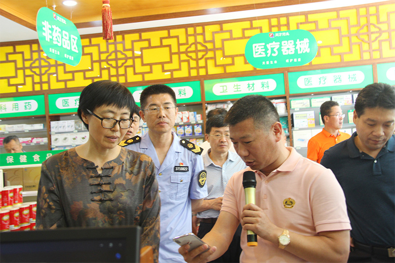 2019年6月,城阳区政协薛暖新主席一行莅临老哥俱乐部门店视察工作 2019年6月,城阳区政协薛暖新主席一行莅临老哥俱乐部门店视察工作