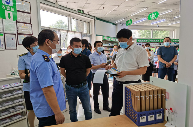 2020年5月,即墨区市场监管局局长万吉慧、副局长孙勇一行莅临老哥俱乐部门店调研“放心药店”建设工作 2020年5月,即墨区市场监管局局长万吉慧、副局长孙勇一行莅临老哥俱乐部门店调研“放心药店”建设工作