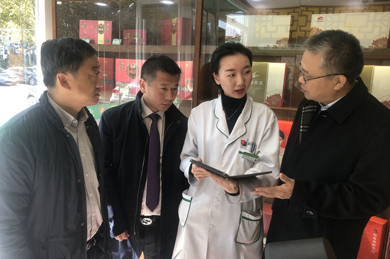2019年5月,青岛市市场局党组成员、二级巡视员柏建超、一级调研员赵全怀一行莅临老哥俱乐部调研指导无纸化打印配送系统 2019年5月,青岛市市场局党组成员、二级巡视员柏建超、一级调研员赵全怀一行莅临老哥俱乐部调研指导无纸化打印配送系统