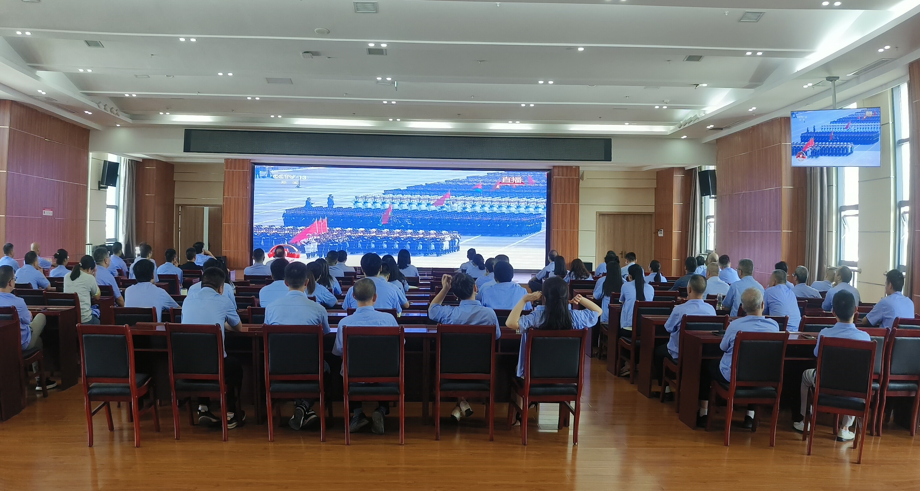 中航电梯集中收看纪念中国人民抗日战争暨世界反法西斯战争胜利80周年大会