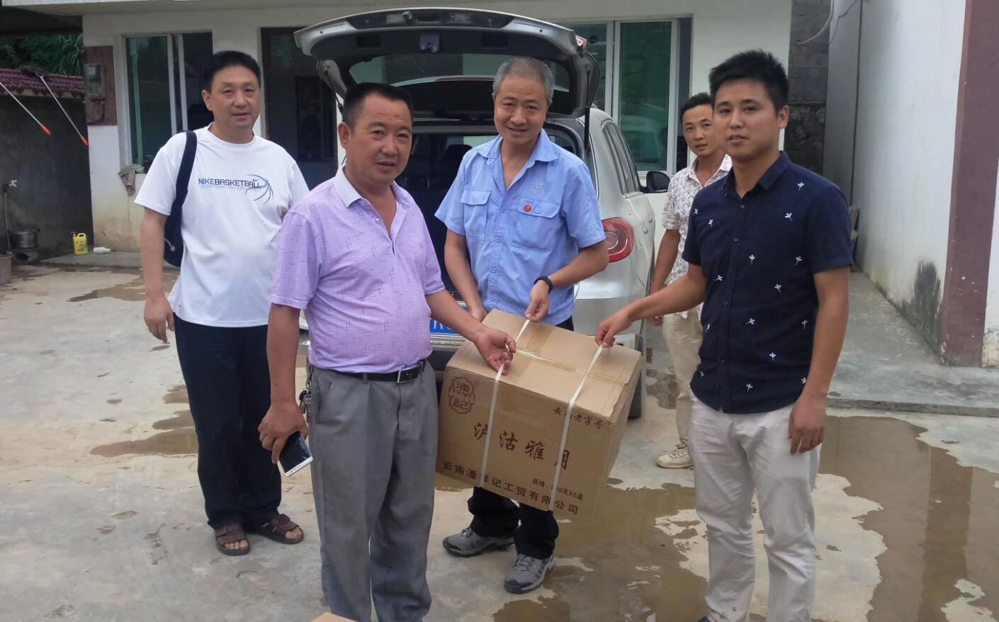 AVIC Elevator Company Condolences Village Cadres Before the Festival