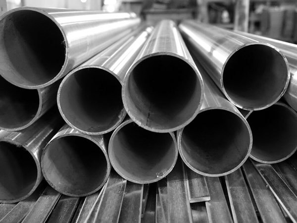 What is the difference between carbon steel and stainless steel