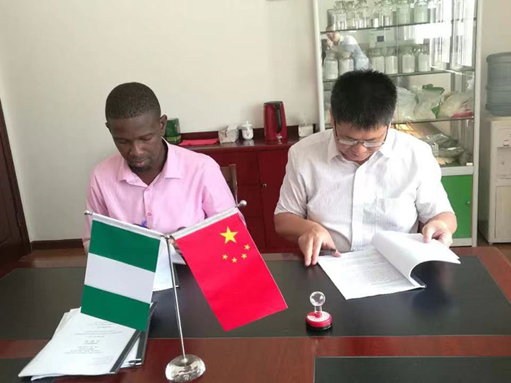 Ký hợp đồng với khách hàng Nigeria (2)