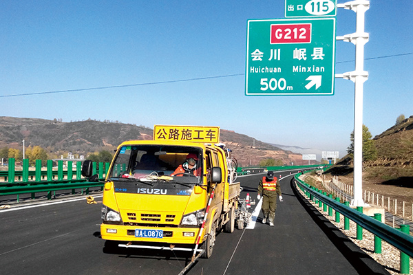 路面標(biāo)線車載式快速養(yǎng)護(hù)