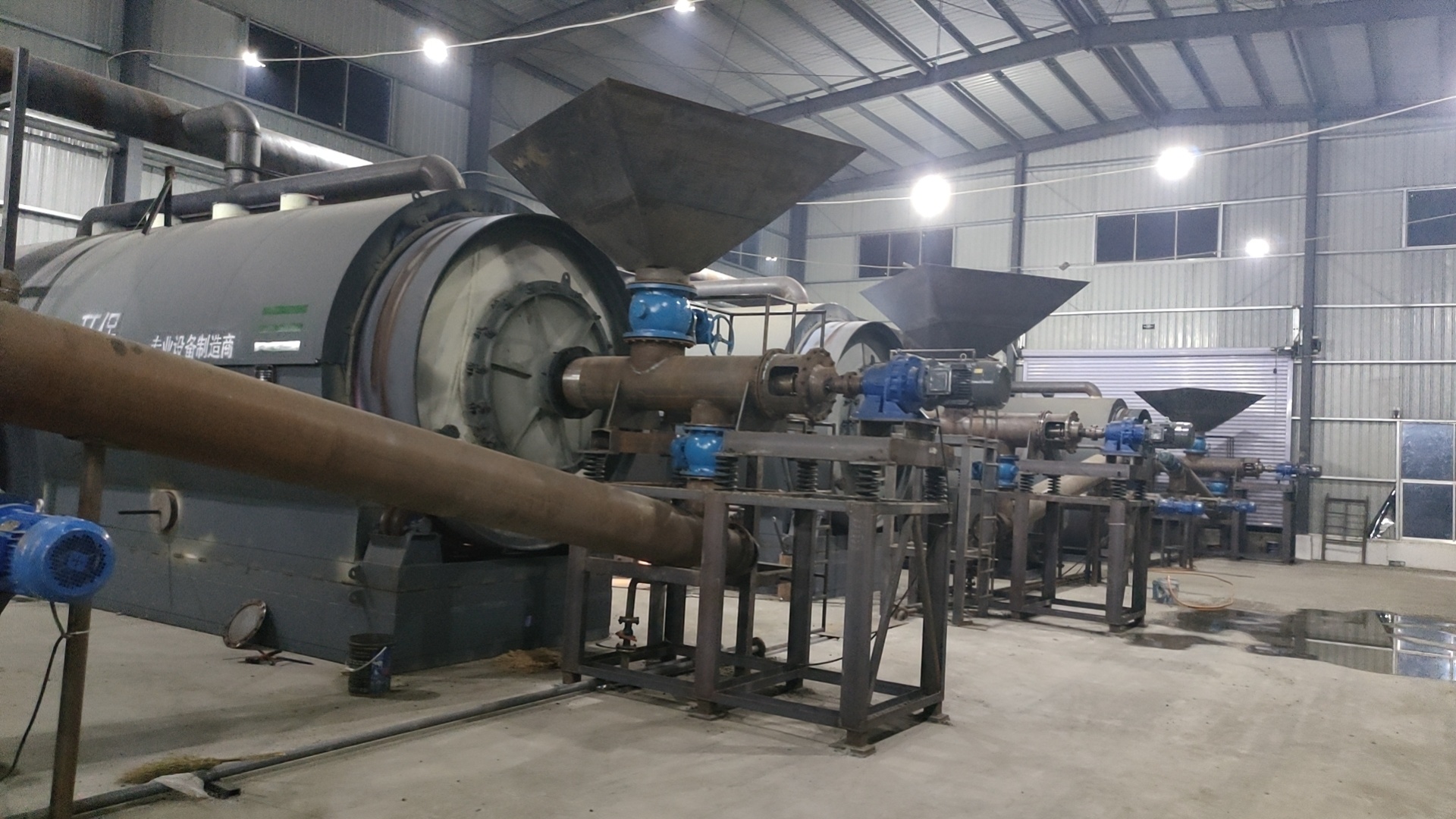 Semi continuous pyrolysis plant