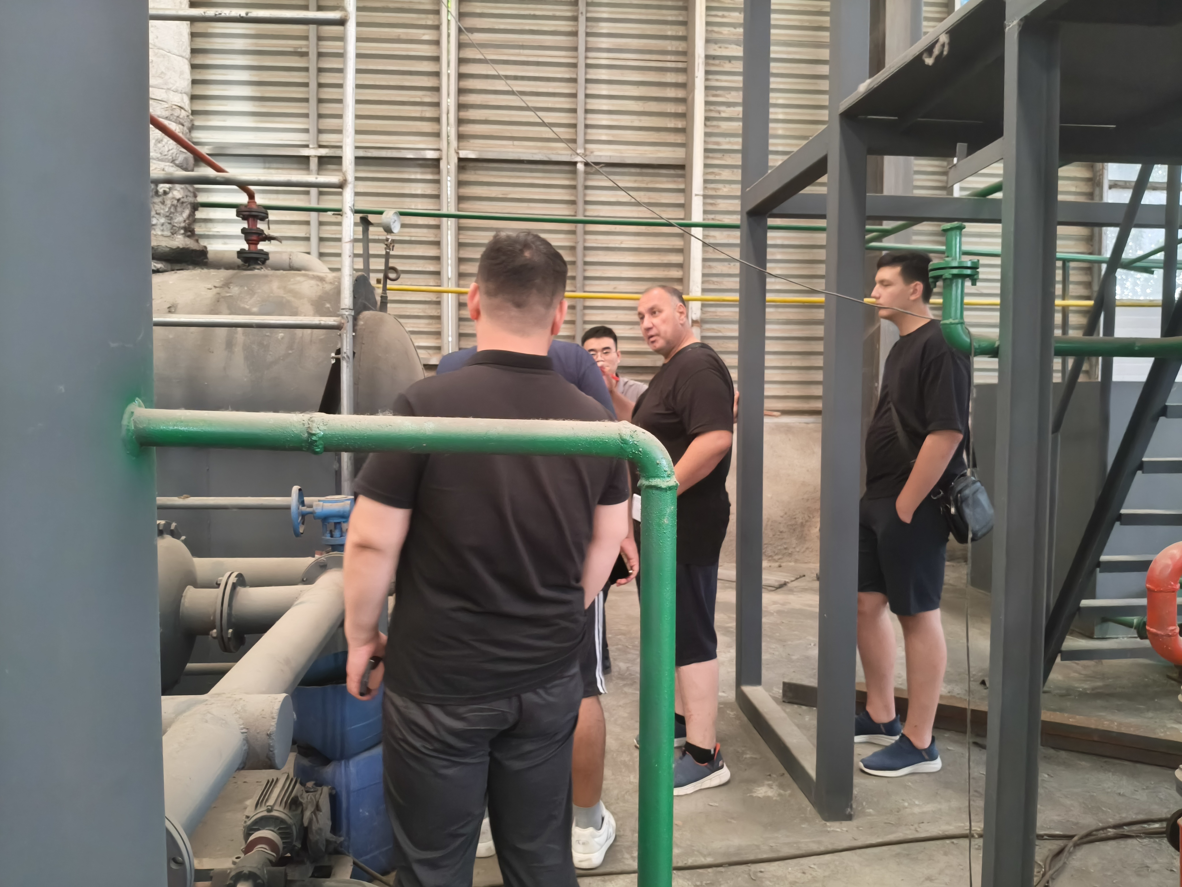 Turkmenistan guests come to the factory to inspect the distillation equipment