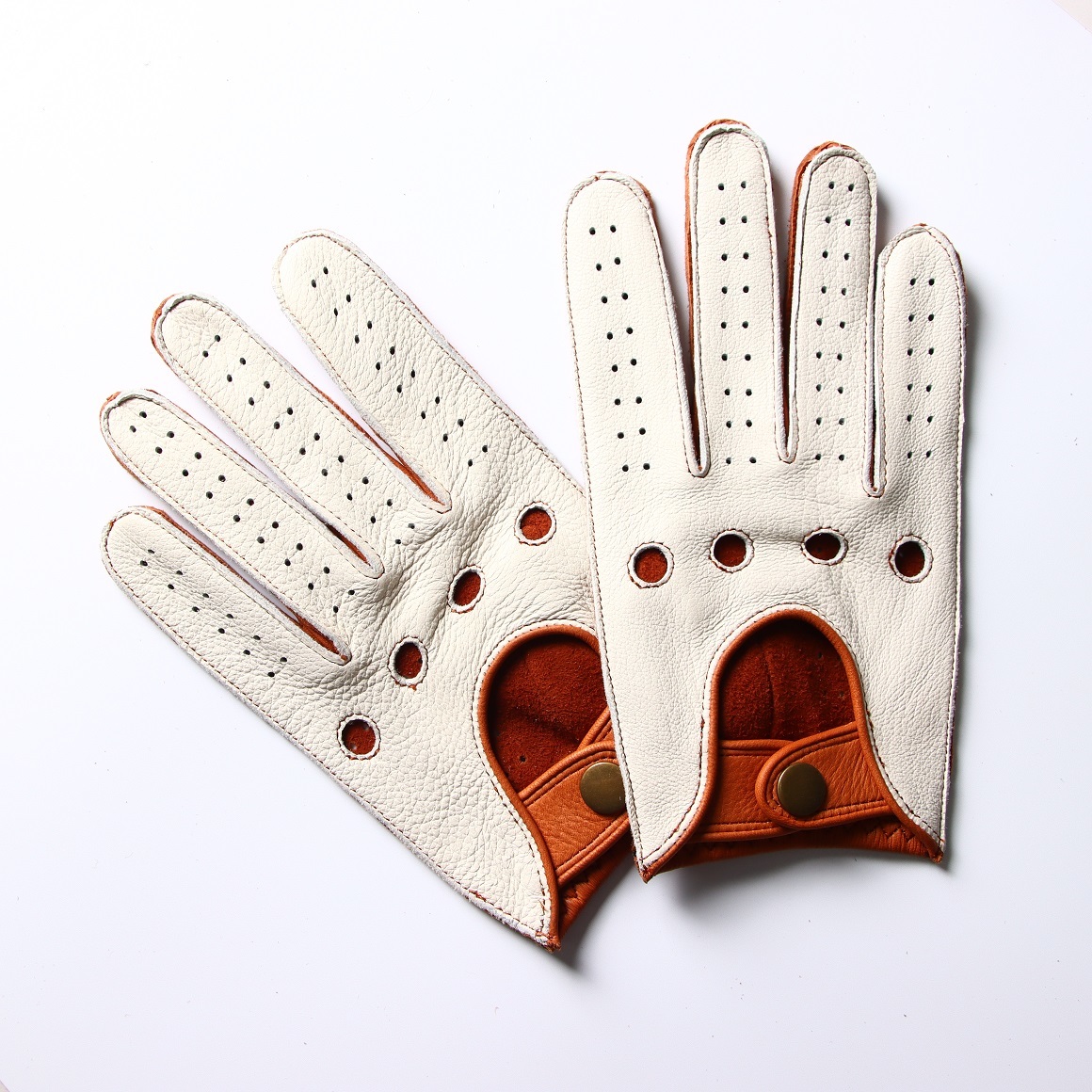 White and brown two-color deerskin driving gloves