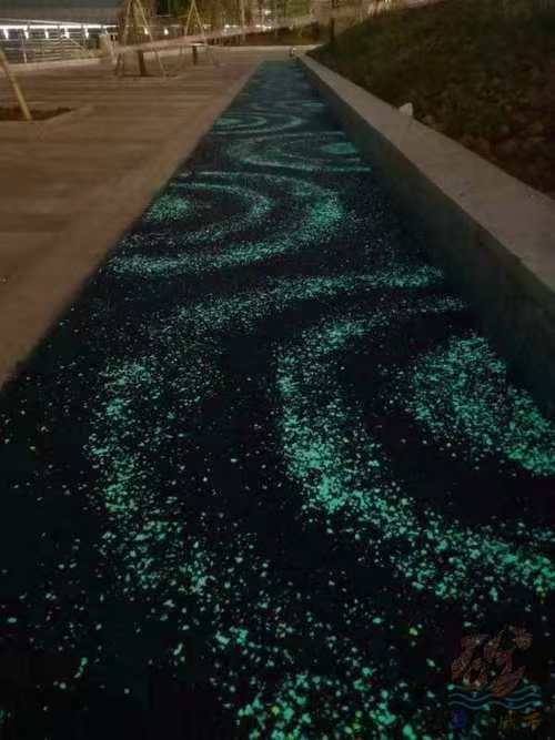 巴南滨江路 / 自发光荧光石露骨料透水艺术路面 巴南滨江路 / 自发光荧光石露骨料透水艺术路面