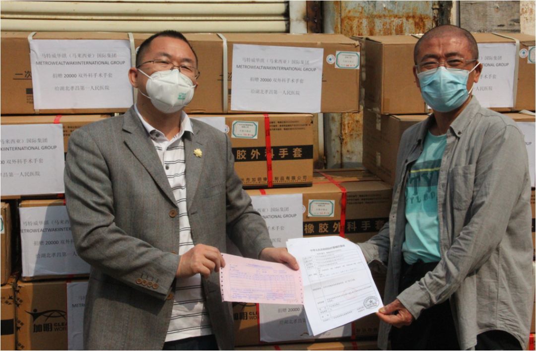 一方有難 八方支援這場“疫情”，讓我們感受到了國家的速度和力量，全國上下同舟共濟(jì)共同抗擊疫情的決心，見證了國民胞友間同心協(xié)力的真情；更感受到奧科維的長期合作伙伴的企業(yè)責(zé)任與愛心； 3月2日，馬特威華琪集團(tuán)向湖北孝昌第一人民醫(yī)院捐贈物資，20000雙醫(yī)用外科手術(shù)手套，10000個外科醫(yī)用口罩。