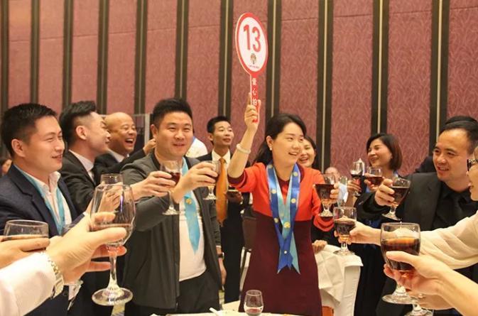 慈善晚宴現(xiàn)場，門庭若市、人聲鼎沸，一顆顆愛心凝聚成希望的海洋！拍賣、義賣、認(rèn)捐、授證……將晚宴推向一個又一個高潮！