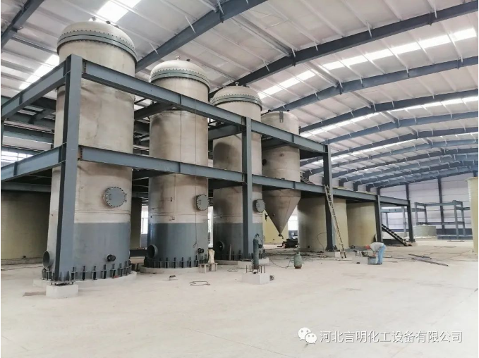 河北言明—5000t/年 電池級(jí)碳酸鋰碳化提純系統(tǒng)設(shè)備，正在項(xiàng)目現(xiàn)場(chǎng)進(jìn)行安裝