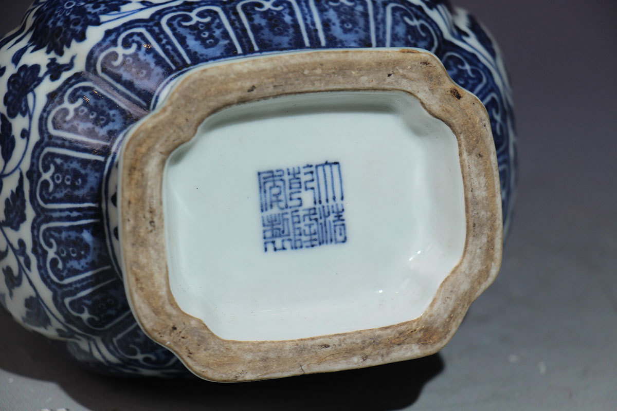 大清乾隆款/清代青花缠枝象耳瓶/瓶海棠口/颈左右置象耳/溜肩