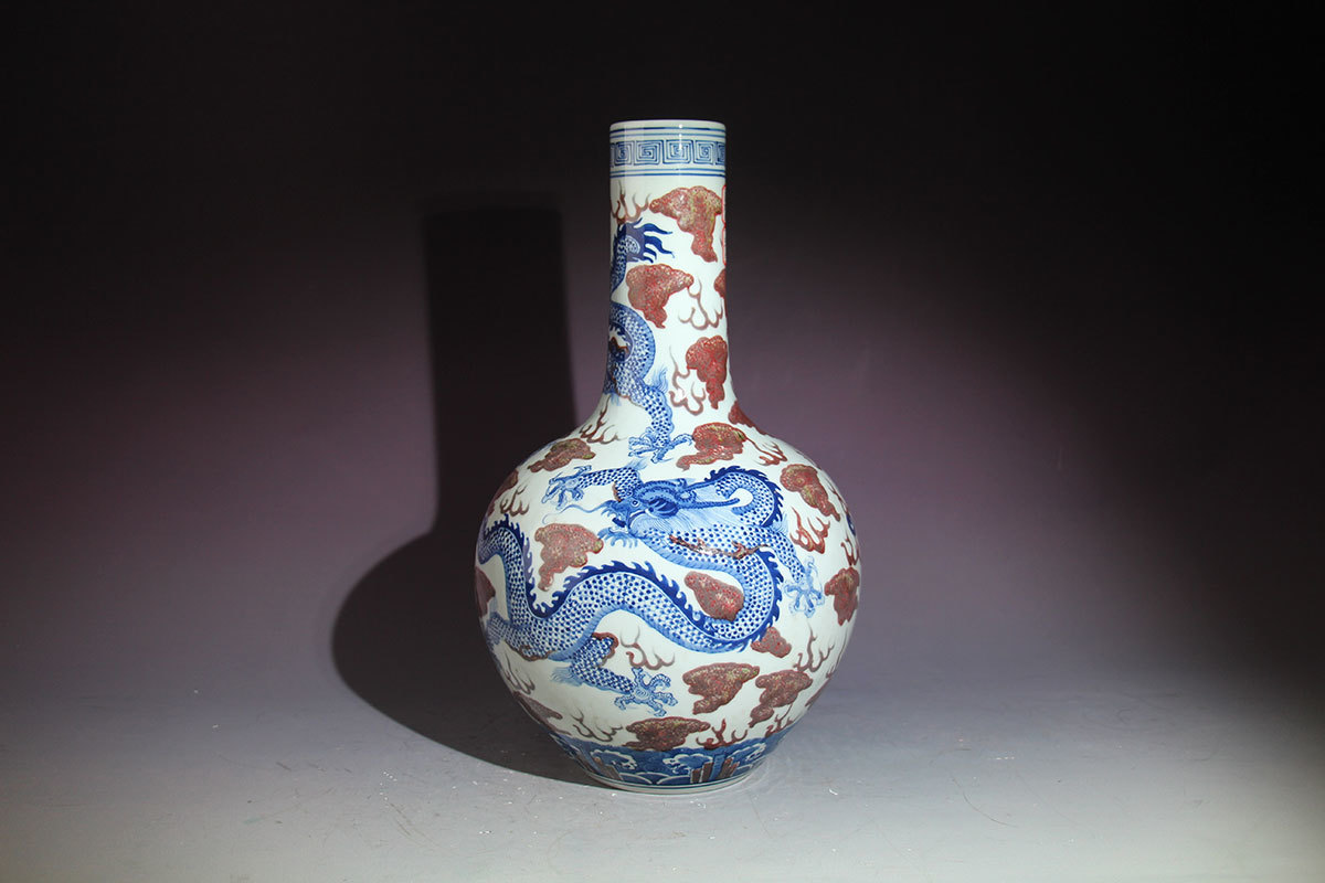 青花釉里红龙纹天球瓶