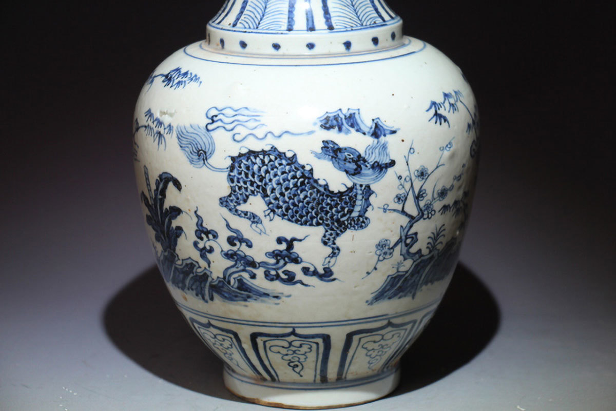 明代/青花瓶/麒麟花卉梅竹璎珞纹/圈足露胎/白中泛青/造型端庄