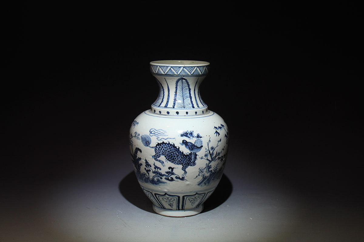 明代/青花瓶/麒麟花卉梅竹璎珞纹/圈足露胎/白中泛青/造型端庄