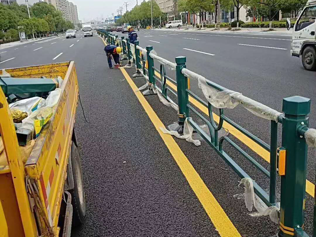 Función y escenarios de aplicación de las barreras de separación de carreteras