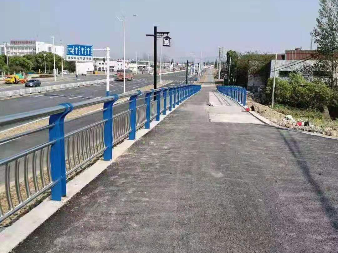 La barrera de separación de carreteras es una importante garantía para el orden y la seguridad del tráfico.