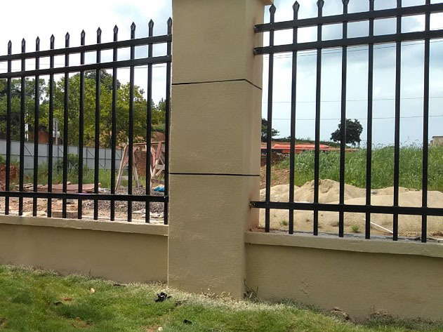 Selección de cercas de zinc y acero que combinan alta resistencia y estética.