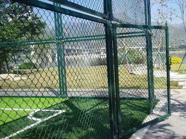 La red de cercado del estadio también se llama red de cercado del campo de juego.
