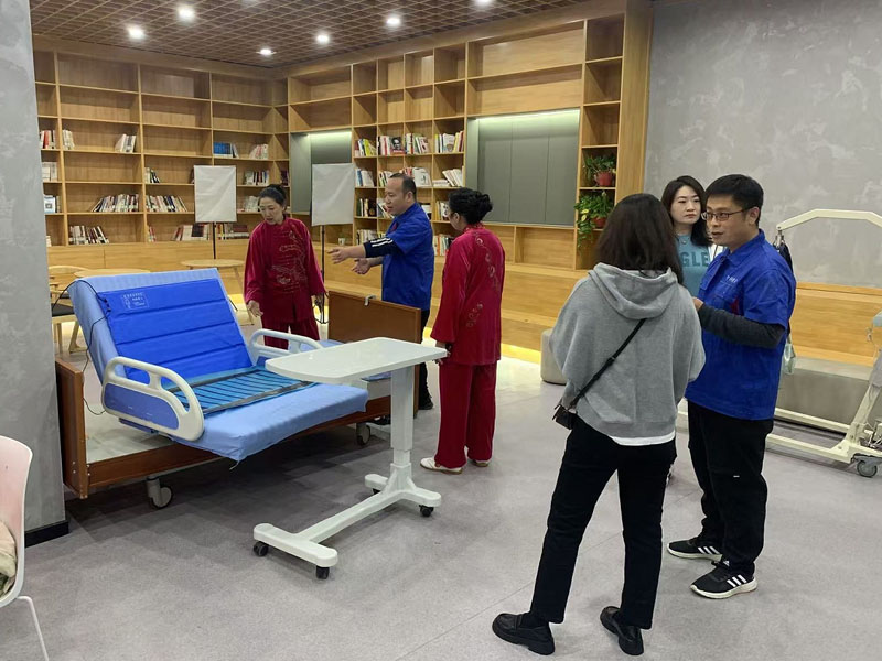 参加“青年·银发人才招博会”