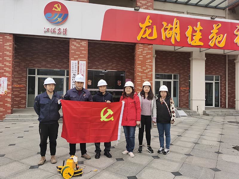 黨員進社區(qū)，安全檢測暖人心