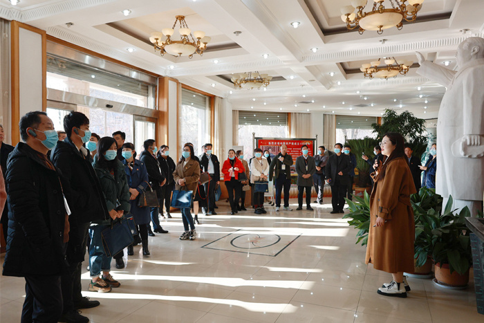 市委黨校組織“兩新”工委及非公經(jīng)濟團體到集團參觀學(xué)習(xí)黨建工作