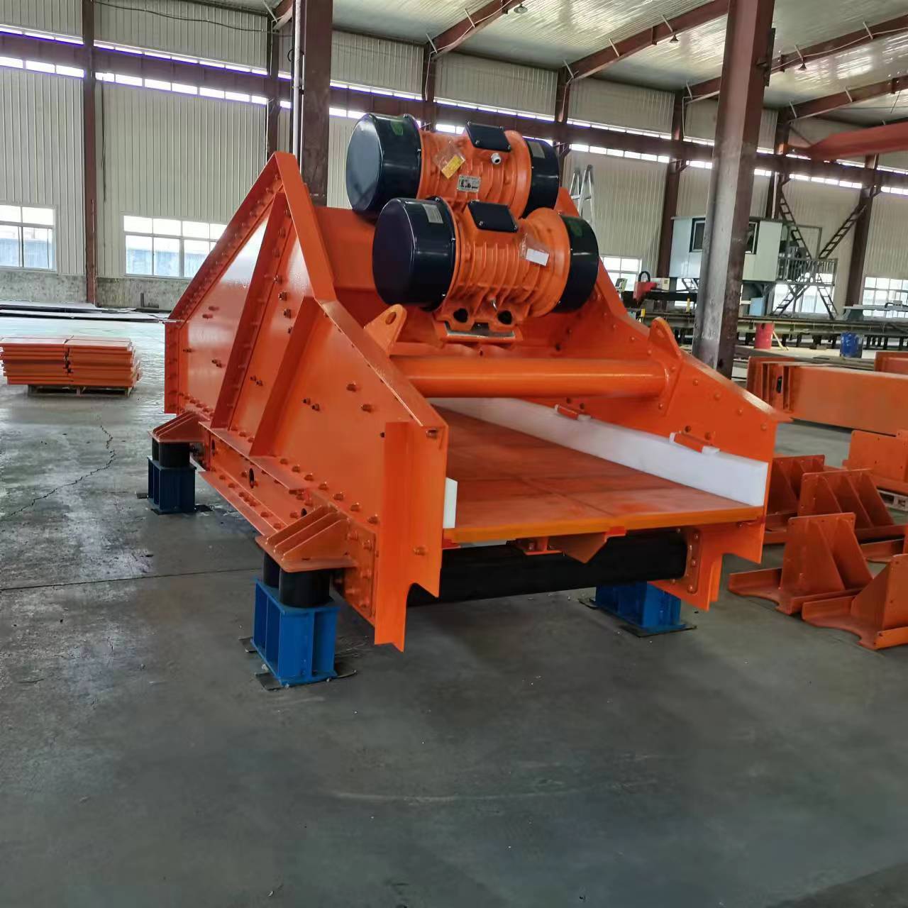 2024 New Product Linear Vibrating Screen Machine Stone Grain Vibrating Sieve Mining Machinery