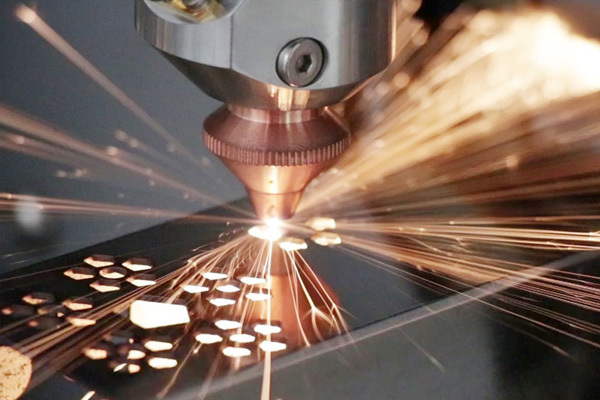 What are the characteristics of precision CNC sheet metal processing technology?