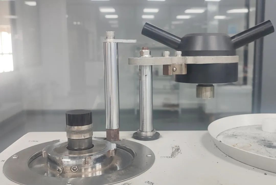 Why do samples bulge during the hot mounting process?