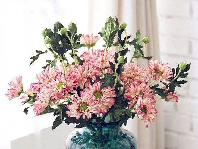 The use of artificial flowers