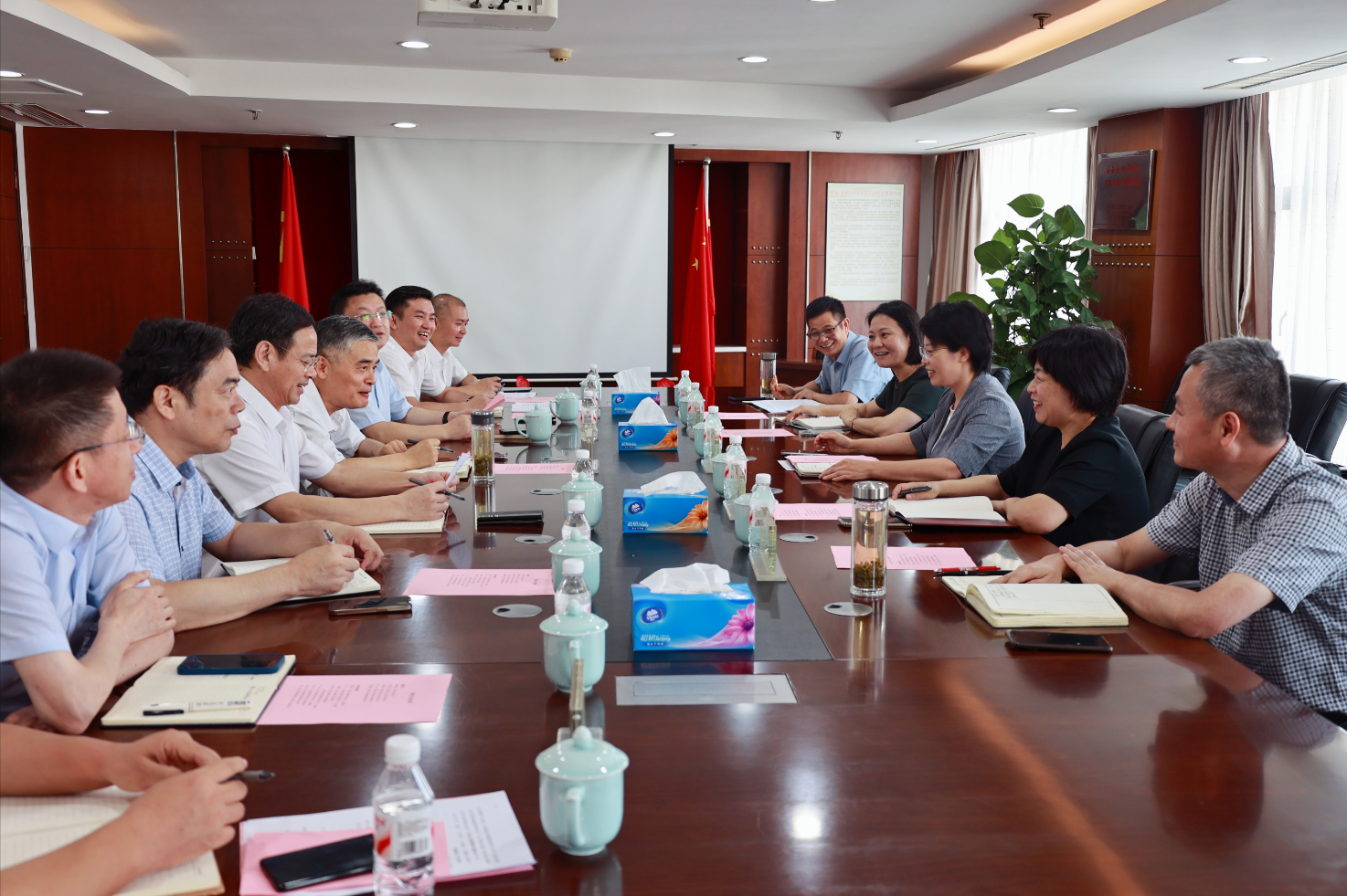 衢州市衢江区委书记贵丽青一行到省农发集团座谈交流