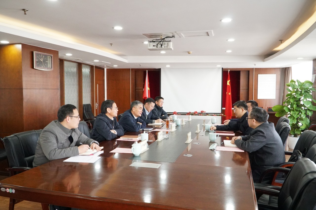 Li Zhilong, Gongshu District Party Committee의 비서 및 그의 당은 조사를 위해 지방 농업 개발 안전한 놀이터 검증을 방문했습니다