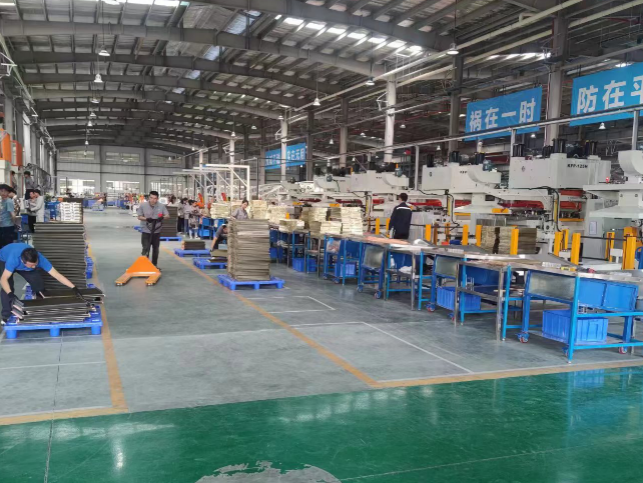 5台高速翅片冲床及其配套设备的换热器生产车间 5台高速翅片冲床及其配套设备的换热器生产车间