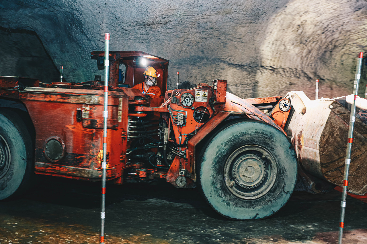 What equipment are there in the coal mine?