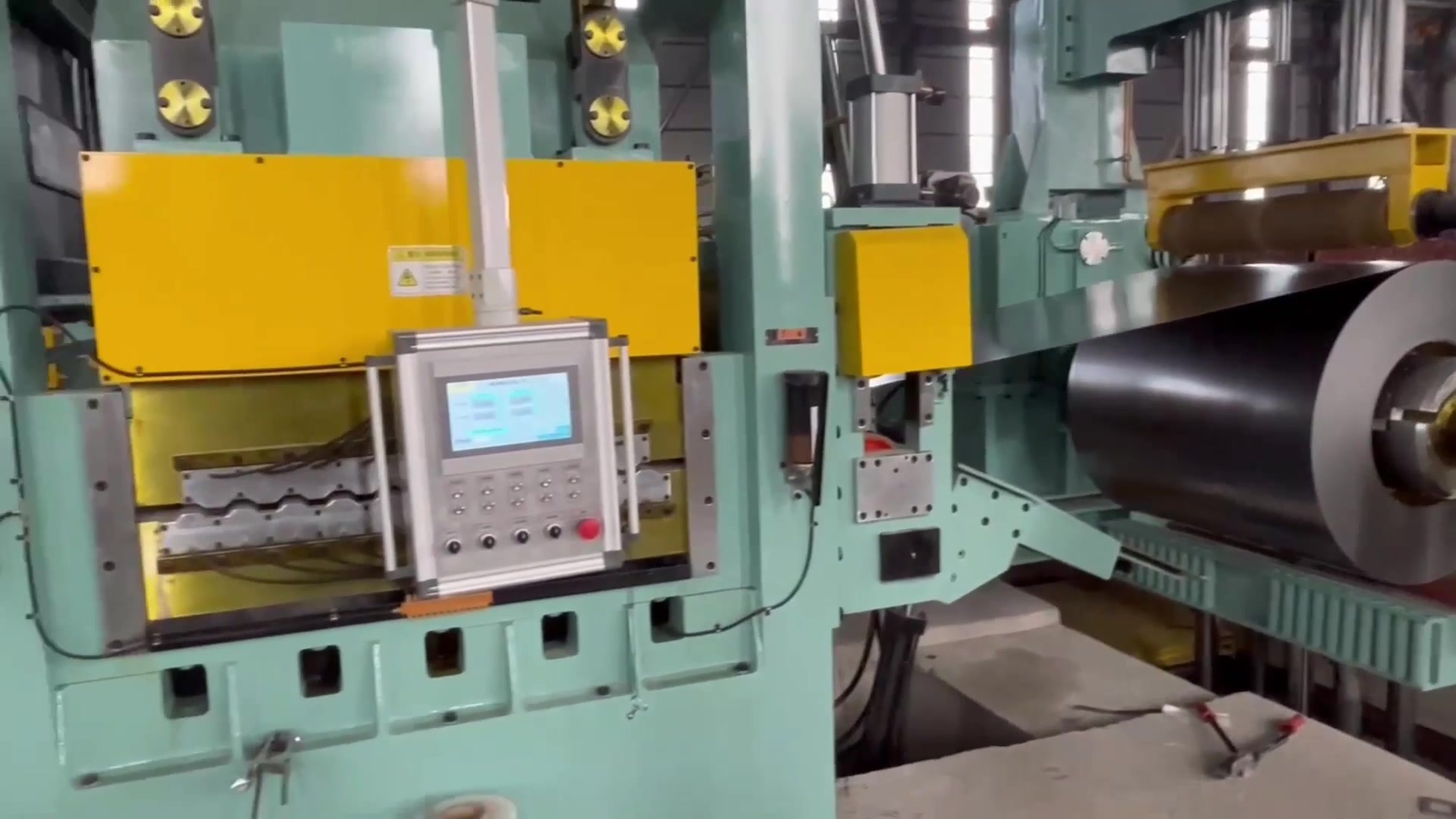 Trapezoidal swing shear cut to length line.mp4