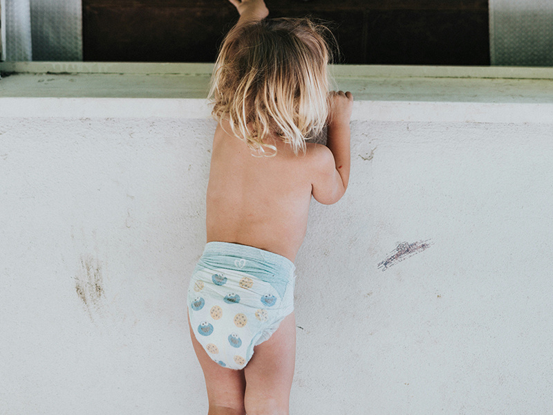 What roles do SAP, nonwoven fabrics, and breathable film play in diaper raw materials?