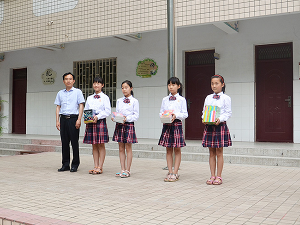 為管城回族區(qū)小學(xué)捐贈(zèng)圖書(shū)