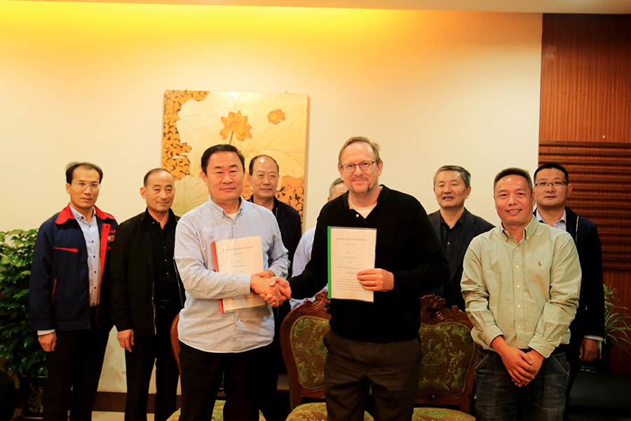与加拿大著名电池专家Klaus团队签署技术合作书 与加拿大著名电池专家Klaus团队签署技术合作书