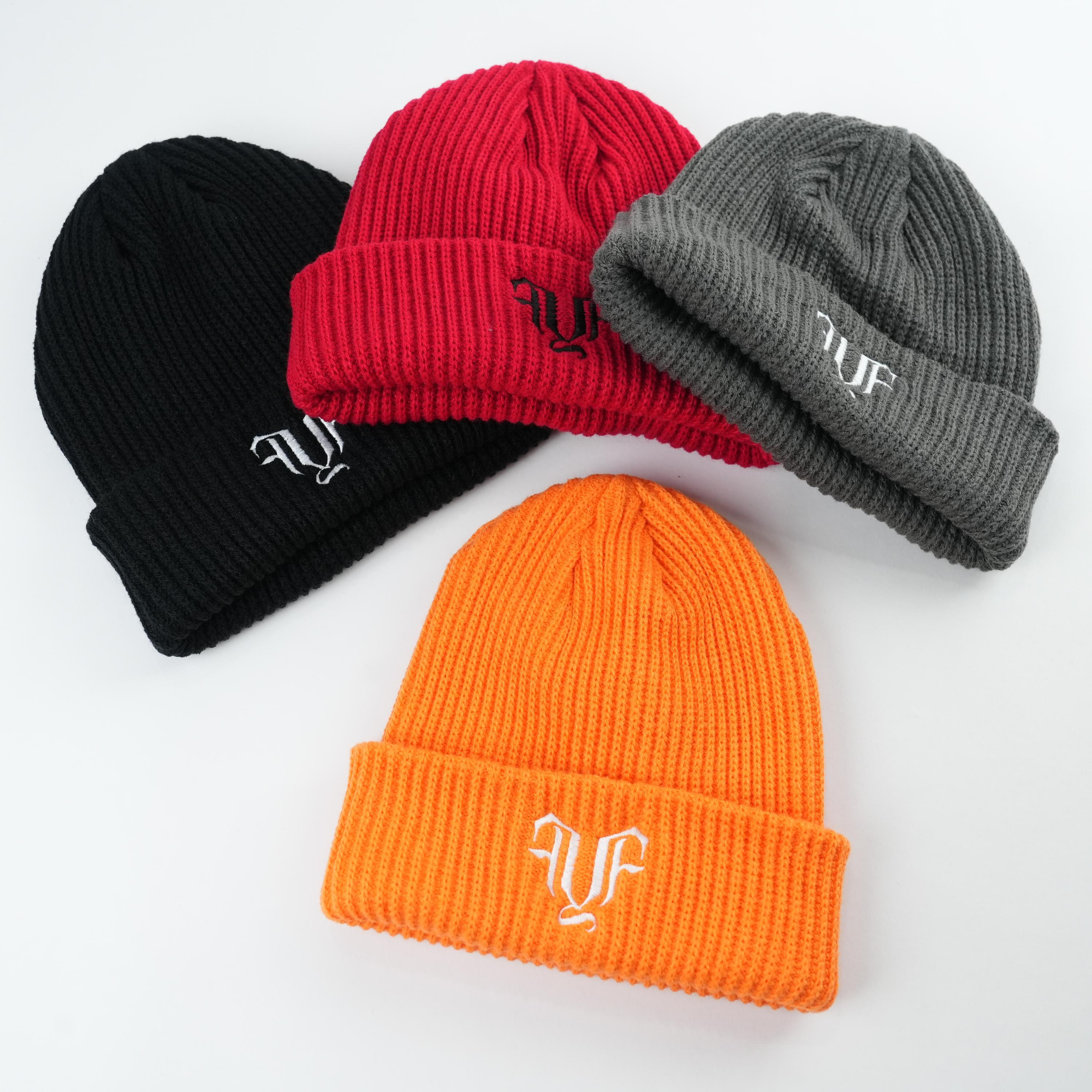 Moda Unisex de punto acanalado Beanie con logotipo gótico bordado