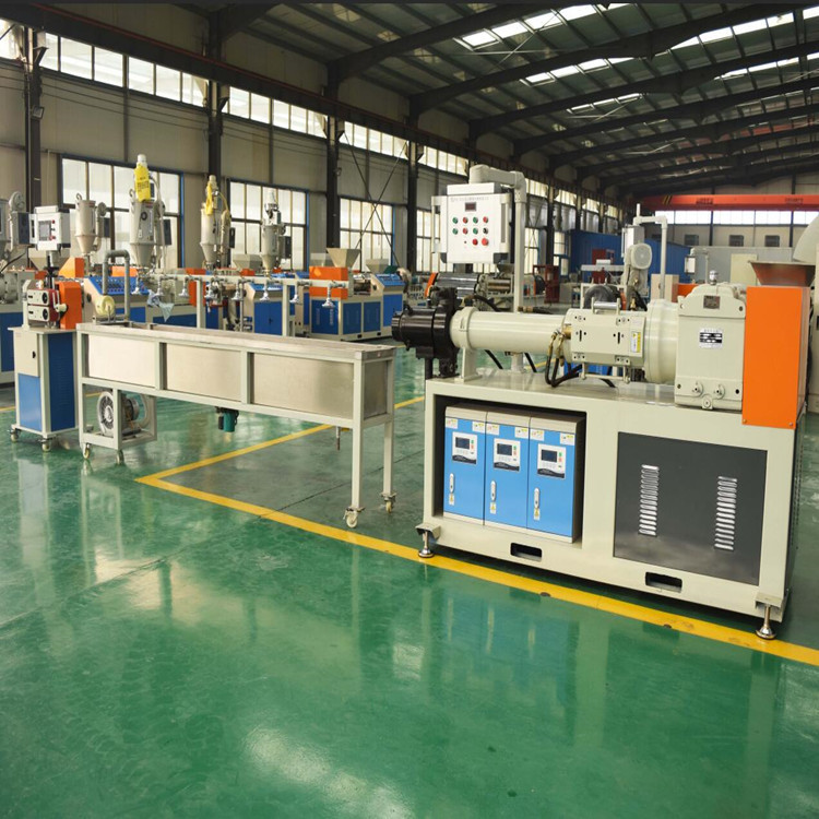 Rubber preforming extruder