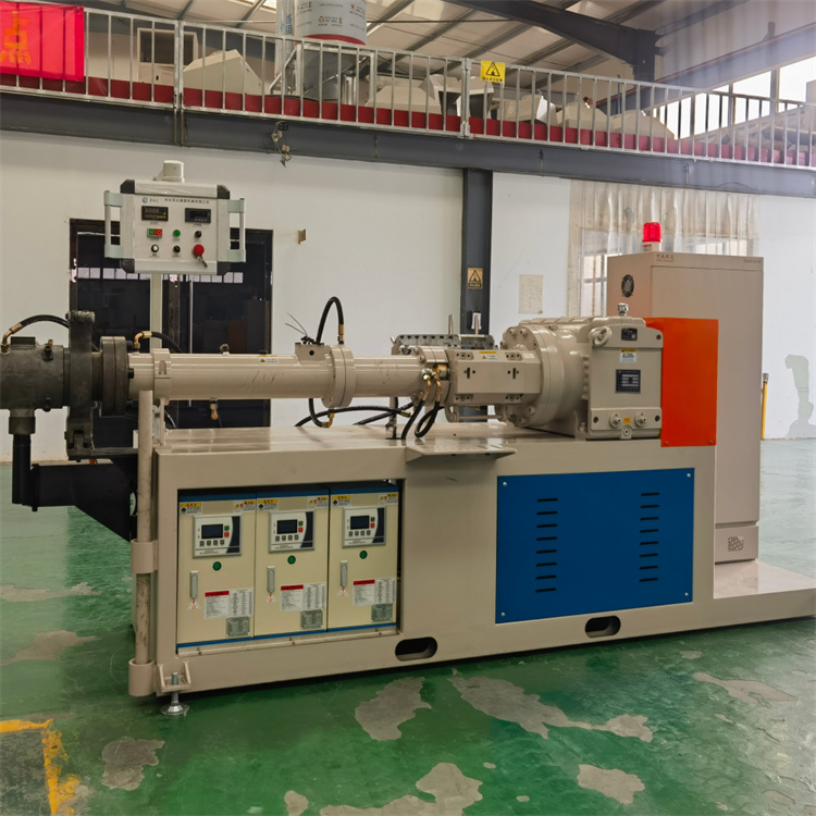 Rubber seal strip extruder