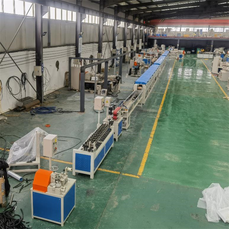 Rubber strip extruder with three compound head