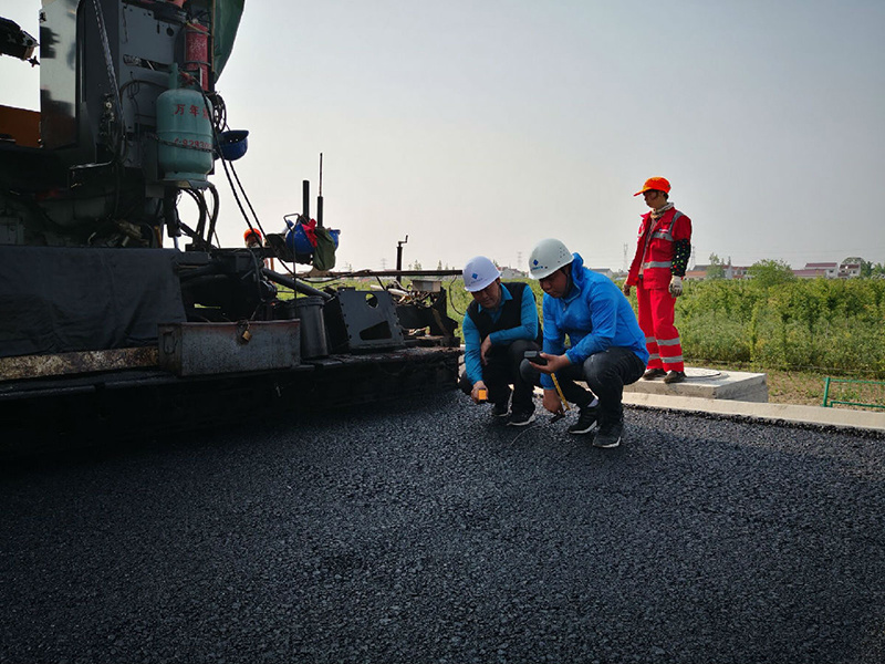 海啟高速公路瀝青下面層攤鋪圓滿完成