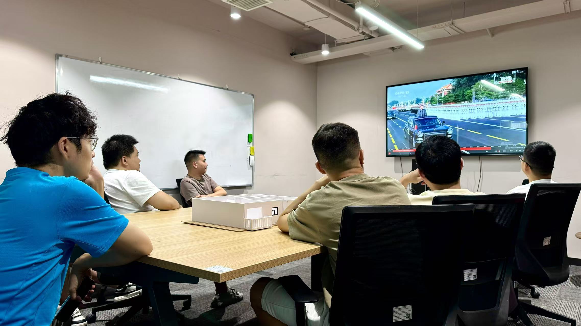 武汉智筑完美家居科技有限公司组织集体观看抗战胜利80周年阅兵盛典