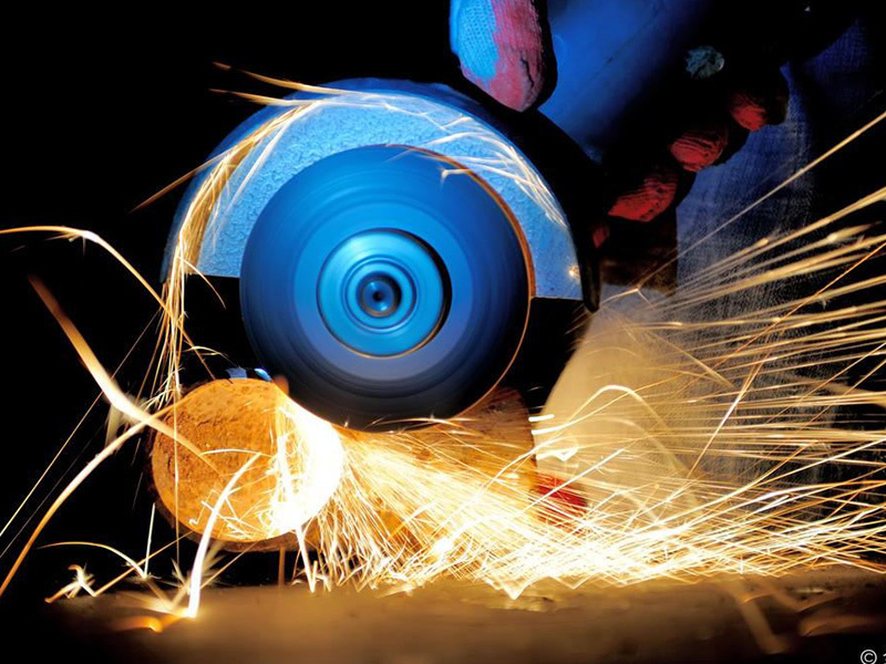 What parameters determine the characteristics of the grinding wheel?