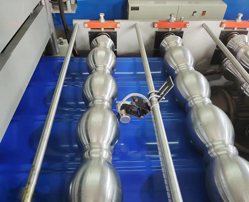 828 Steel tile forming glazed machine self lock roofing sheet making machine 828 Steel tile forming glazed machine self lock roofing sheet making machine